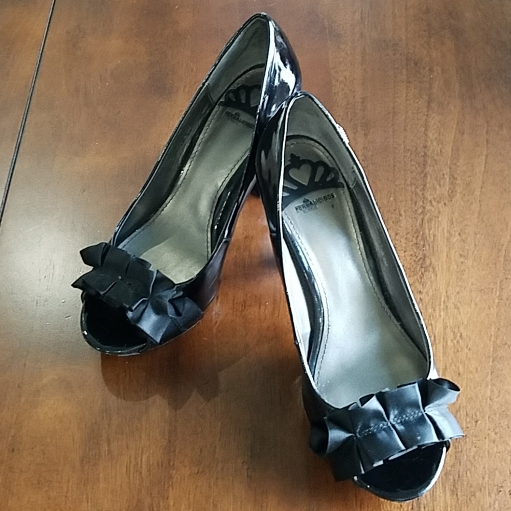 "Fergalicious"Black patent shoes 8.5M